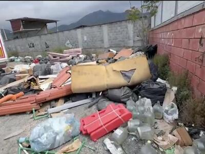 Scaricano materiali ingombranti nel piazzale accanto allo stadio di Massa: la segnalazione dei residenti e di Benedetti