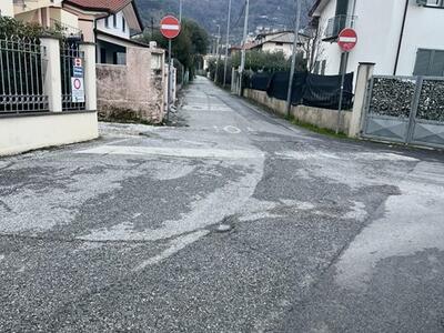Situazione insostenibile per la sicurezza stradale in Via Petroniano a Massa: residenti e commercianti avviano una raccolta firme