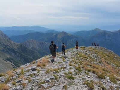 Il Parco delle Alpi Apuane presenta il calendario di agosto: escursioni, canyoning, e-bike e Campi Junior con navetta dedicata