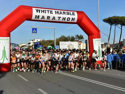 Torna la White Marble Marathon: la  corsa che incontra il marmo, il mare e il carattere forte e autentico di una città.