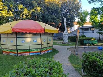 Celebrazioni per la Liberazione il 24 aprile e ad Avenza, davanti al monumento del Partigiano, oggi, c'è una giostrina  della Fiera di San Marco