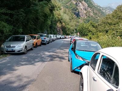 Parcheggi selvaggi vicino al torrente Renara: 500 firme raccolte dal Circolo della Montagna di Rifondazione Comunista Massa