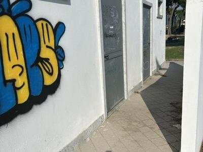 Bagni pubblici della pineta di CarraraFiere chiusi e nel degrado. Massimiliano Manuel, consigliere di Fratelli d'Italia: "Servizio essenziale da riaprire subito"
