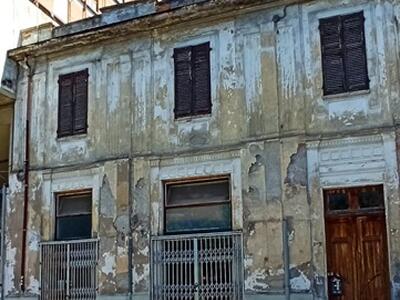 Abitazione in stato di degrado nel centro di Massa: la segnalazione di Italia nostra Massa Montignoso