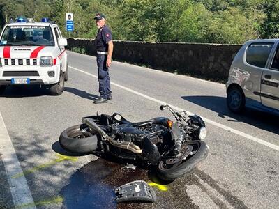 Contromano in moto finisce contro il palo della segnaletica stradale a Fivizzano: è grave un uomo di 58 anni