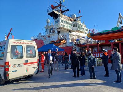 Ocean Viking: concluso lo sbarco a Marina di Carrara.   Tutti i 126 migranti sono già ripartiti per i centri d&#039;accoglienza