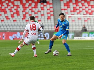 Tripletta storica della Carrarese a Bari: i gol di Rouhi, Abiuso e Bouah consolidano il decimo posto