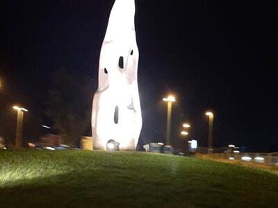 Si illumina di arancione la scultura 'Armonie di luci e ombre’: il Comune di Carrara ha aderito alla  Giornata Mondiale della FSHD