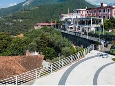 Scrive alla figlia che vuole uccidersi e scavalca la balaustra su uno strapiombo a San Carlo di Massa: salvata dall'intervento della polizia