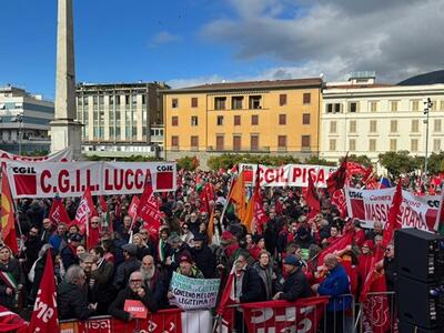 Pd Massa Carrara: migliaia in piazza per la libertà di manifestare, un no forte a ogni deriva autoritaria