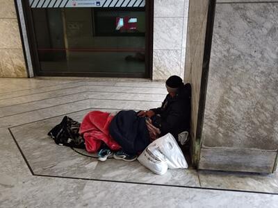Senzatetto dorme da cinque giorni in Galleria D'Azeglio a Carrara: già segnalato ai servizi sociali del comune
