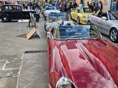 Ruote nella Storia, successo per la decima edizione sulle strade di Massa e Carrara: protagoniste 40 auto storiche