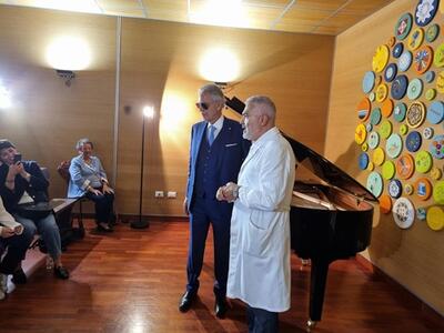 Pomeriggio di grandi emozioni all'ospedale Apuane: Andrea Bocelli si esibisce nell'ambito della rassegna "Donatori di Musica"