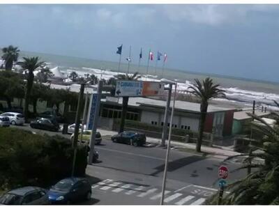 Aree di sosta per i residenti di Marina di Carrara durante l'estate: la richiesta di associazione Arca e dei residenti nella zona di Viale Colombo