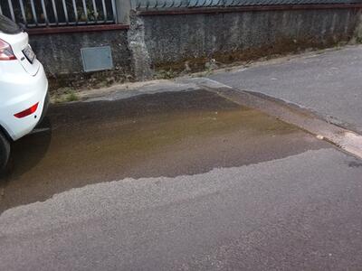 Simone Ortori, consigliere di Massa, segnala: “Perdita di acqua in via Castagnara. Gaia intervenga”