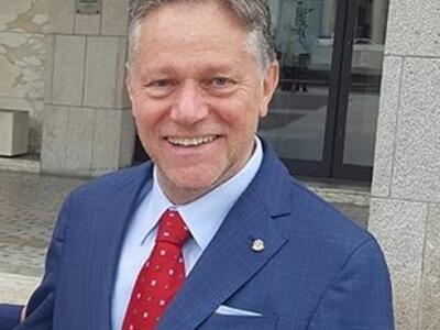 Grottesco espellere chi non è neppure iscritto al partito": il sindaco Valettini ha commentato la decisione del Pd di Massa Carrara