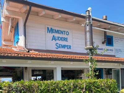 Bagni 'poetici' a Marina di Massa: brani da Dante Buadelaire, Pascoli e D'Annunzio negli stabilimenti balneari Sandro Rossi e Carlo Rossi