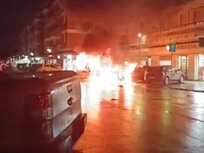Esplode un'auto a Marina di Carrara: paura in via Venezia