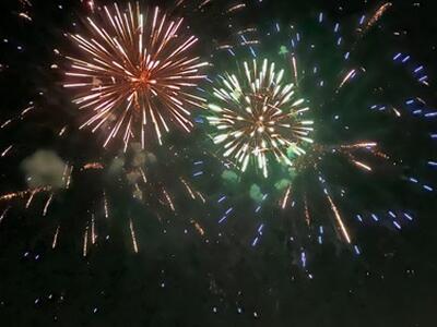 Fuochi di Ferragosto a Marina di Carrara: spiagge disastrate, animali atterriti e soldi bruciati in poco tempo. ARCA chiede una transizione verso spettacoli pirotecnici sostenibili e moderni
