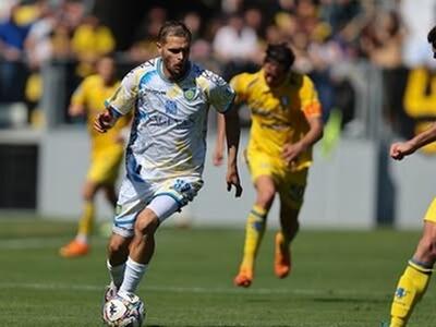 Carrarese, punita con due rigori, cede in casa del Frosinone per 3 a 0