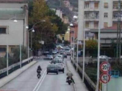 Sì lancia dal ponte Trieste a Massa: muore un ragazzo di 22 anni