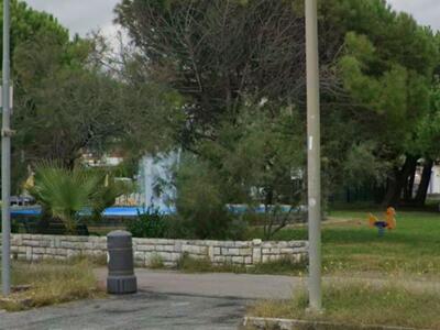 Piazza Calamandrei,  il cuore di Ronchi e Poveromo nel degrado: la critica del gruppo consiliare del Pd di Massa