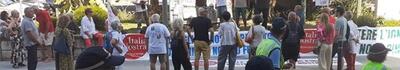 Sit in per tutelare il verde pubblico sotto al comune di Carrara organizzato da Italia Nostra