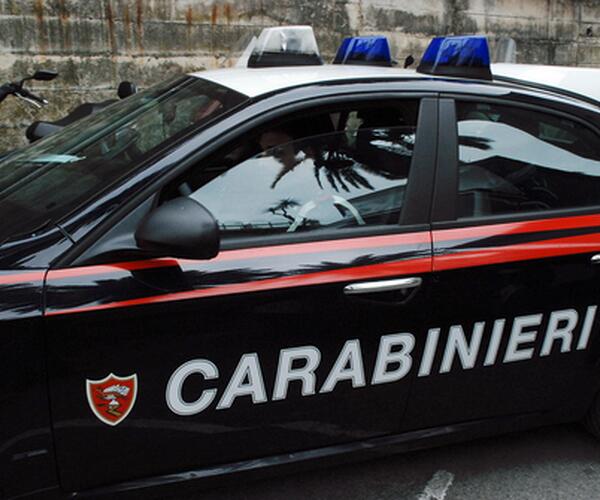 Straniero di 32 anni strappa il cellulare a una donna su viale XX Settembre a Carrara: arrestato dai carabinieri