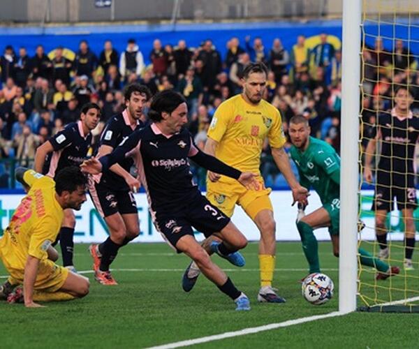 Carrarese sfortunata: domina, ma perde 1 a 0 in casa col Palermo