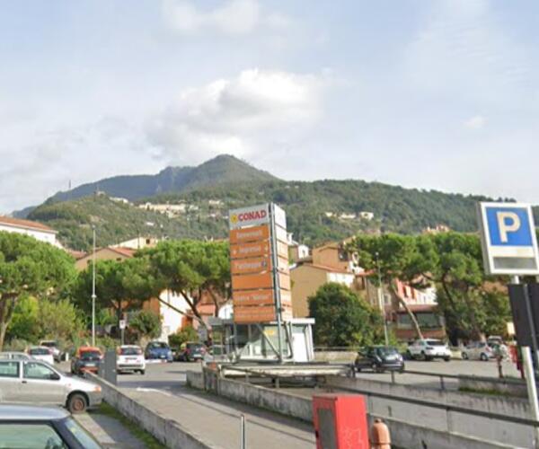 Rissa tra due nordafricani nel parcheggio del Conad di Carrara: finita a coltellate