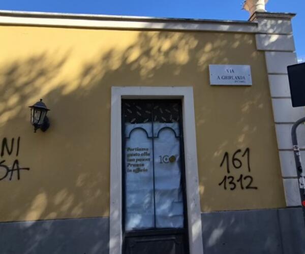 Massa: scritte minacciose contro il governo in Via Ghirlanda a pochi metri dal Palazzo comunale: i cittadini si rivolgono allo sportello di Fratelli d'Italia. "E il Comune dov'è?"