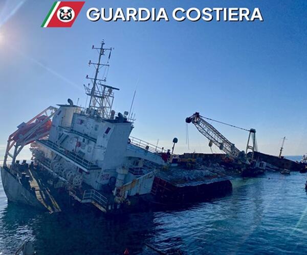 Partono il 15 dicembre le opùerazioni di rimozione della nave Gung Rong, incagliata quasi un anno fa sul molo di Marina di Massa