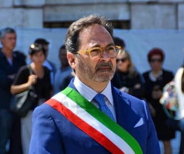 Persiani "scopre" l'ascolto a un anno e mezzo dal voto, e comincia da una sala parrocchiale