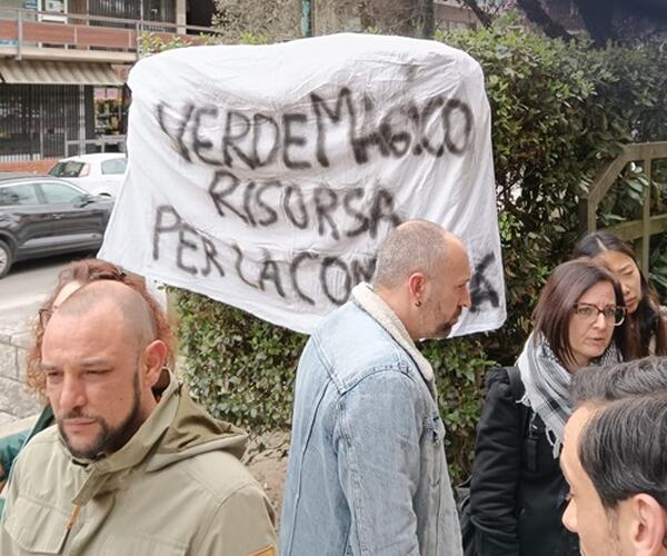 Protesta delle famiglie sotto al comune di Carrara per la chiusura dello spazio Verde Magico