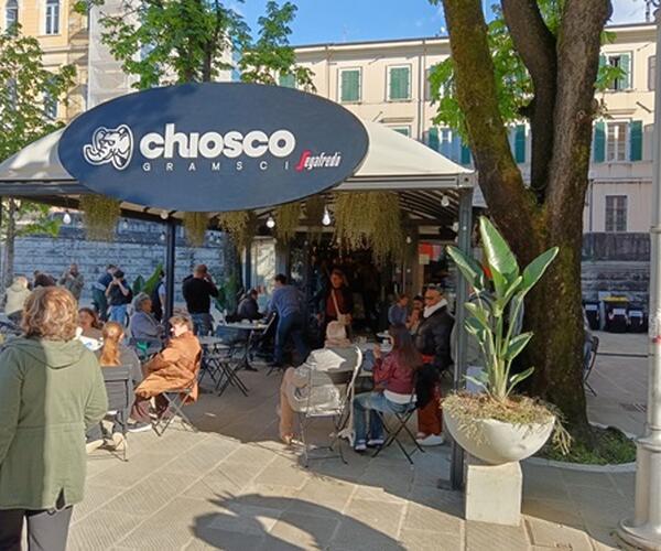 Boom di presenze all'inaugurazione del Chiosco Gramsci: il bar di Piazza d'Armi è tornato ad animare la piazza