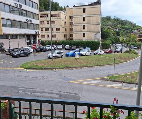 Marciapiedi pericolosi e auto a tutta velocità davanti all'asilo nido: un cittadino fa un esposto alla polizia per segnalare le criticità di via Erevan a Carrara