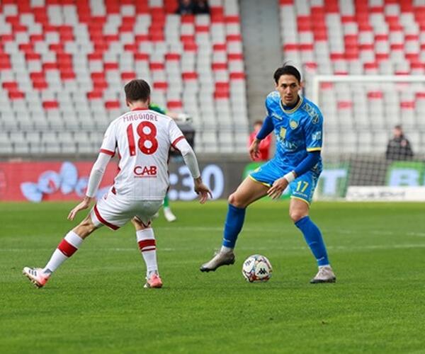 Tripletta storica della Carrarese a Bari: i gol di Rouhi, Abiuso e Bouah consolidano il decimo posto