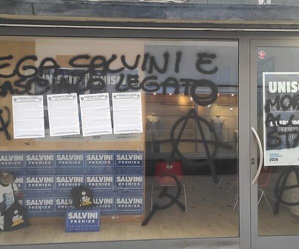 Imbrattata la sede della Lega  con scritte violente contro lo stato: il modo con cui i sedicenti antifascisti celebrano la Liberazione