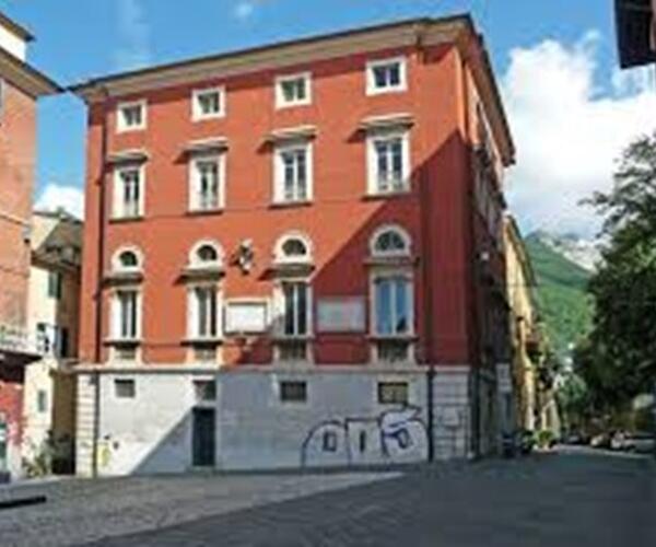 Arriva la gru per rifare la copertura dei solai di Palazzo Rosso: divieto di sosta in via del Plebiscito e in  un tratto di Via Roma il 17 e il 18 dicembre