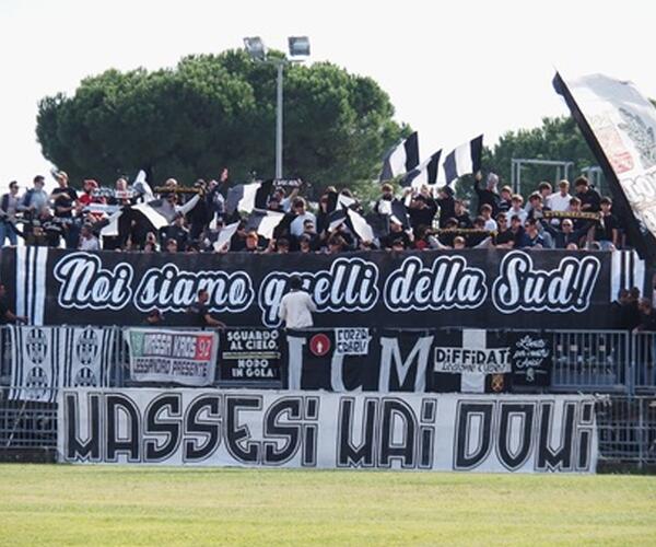 Denunciati dalla polizia 21 ultras della Massese per violenza a pubblico ufficiale per i fatti seguenti la partita Massese Larcianese
