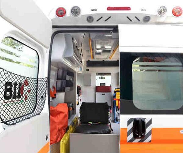 Due feriti in uno scontro frontale fra auto sul Viale XX Settembre a Carrara: una è grave