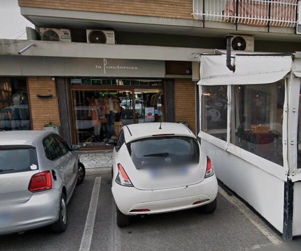 Sfondata la vetrina di un negozio di abbigliamento a Marina di Carrara: rubata tutta la linea di abiti di lusso
