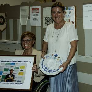 Anna Menconi premiata da Serena Arrighi  cena 14 06 2025
