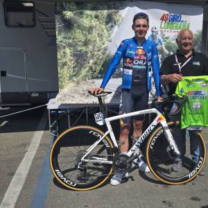 Il ligure Lorenzo Finn allo stand del Giro della Lunigiana con il dg Lucio Petacchi