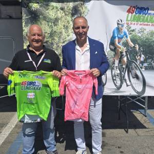 Il presidente nazionale della Federciclismo Cordiano Dagnoni a (dx) allo stand del Giro della Lunigiana a Pinerolo. Con il lui il dg Lucio Petacchi