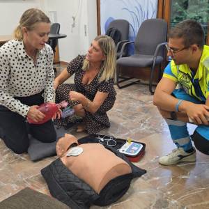 Corsi di primo soccorso-Da sn, l'on. Deborah Bergamini, la professoressa Elena Giovanna Bignami e Gabriele Ciuffi della Misericordia Massa