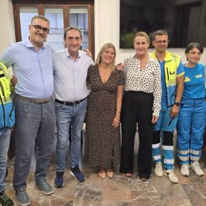 Il presidente e i volontari della Misericordia con i relatori e l'on. Deborah Bergamini