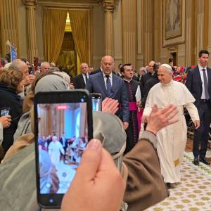 Presepe Vivente di Roma l'ingresso di Papa Leone XIV all'incontro con i figuranti nell'Aula della Benedizione