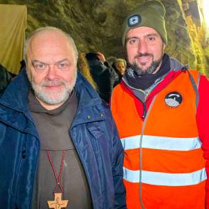 Il vescovo diocesano di Massa-Carrara-Pontremoli fra Mario Vaccari e il presidente dell'Associazione Presepe Vivente Fabio Furia (foto repertorio)
