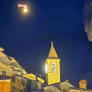 La famosa stella del Presepe Vivente di Equi che è sospesa nel cielo tra due costoni della Apuane